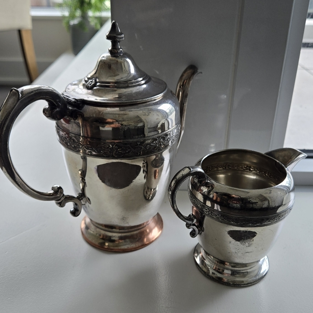 VICTORIAN PLATE EPRM 378 teapot and creamer